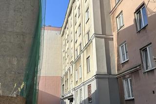 Tragedia na Woli. 15-miesięczne dziecko wypadło z okna. Zmarło mimo reanimacji