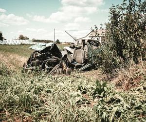 Tragiczny wypadek w Kosutach. Auto uderzyło w betonowy przepust