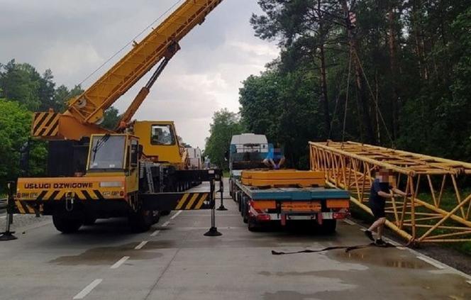 Nielegalny transport dźwigu zakończył się na srogiej karze! Elementy żurawia były stanowczo za ciężkie