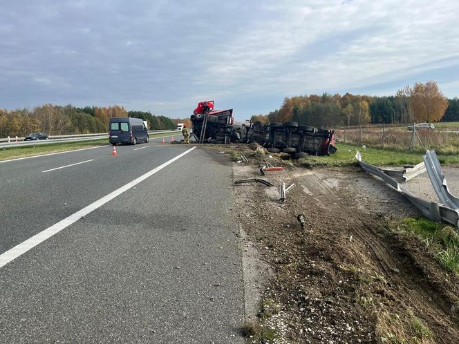 Groźne zdarzenie na A4 koło Tarnowa. Cysterna wylądowała w rowie