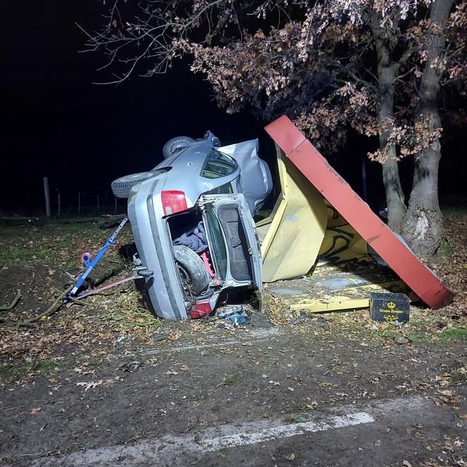 Przerażające zdjęcia z miejsca wypadku w pow. opolskim. Auto całkowicie zniszczyło przystanek