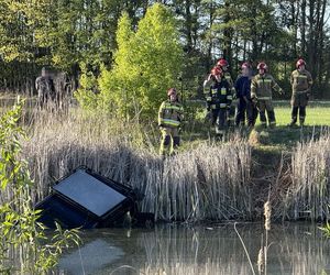 Nietrzeźwy utopił terenówkę w stawie. Potem zaczął pływać i śpiewać