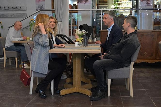 Pierwsza miłość, odcinek 4047: Dorota (Magdalena Wróbel), Artur (Łukasz Płoszajski), Berenika (Maria Konarowska), jej chłopak