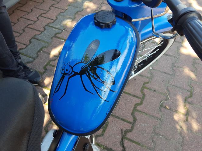 Fani starych polskich motorowerów z Bzyk Raider ze Swarzędza zrobili sobie postój w Lesznie