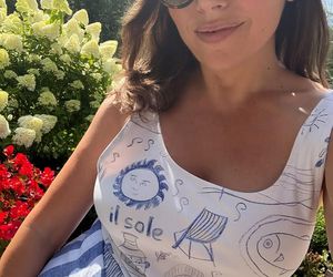 Ola Kwaśniewska chlapie się w jeziorze