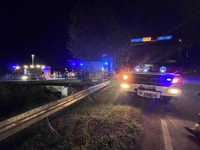 Auto dachowało i wylądowało w...korycie rzeki. Poważny wypadek w Szczyrku