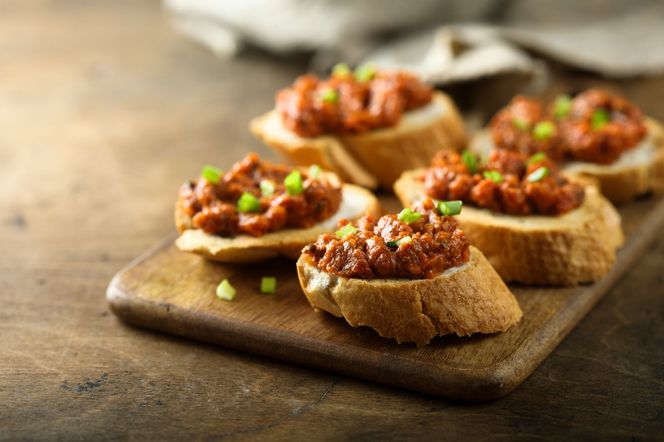 Pasta z ricotty i suszonych pomidorów. Przepis na kanapki w śródziemnomorskim stylu