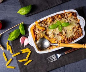 Z mięsa mielonego i makaronu robię prostą zapiekankę. Wszyscy się nią zajadają, aż miło 