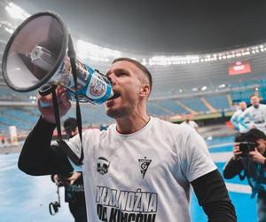 Po derbach Lukas Podolski wrócił z murawy do szatni z nietypowym gadżetem. „Gdybym zdobył hat-tricka, miałbym piłkę pod pachą” [ROZMOWA SE]