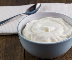 Jak zrobić krem do deserów? Prosty i szybki przepis z 2 składników