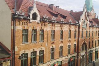 Dom pod Globusem przy ulicy Basztowej 11, na rogu z ulicą Długą 1