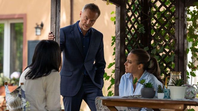 M jak miłość, odcinek 1885. Kinga (Katarzyna Cichopek), Andrzej Budzyński (Krystian Wieczorek), Magda (Anna Mucha)