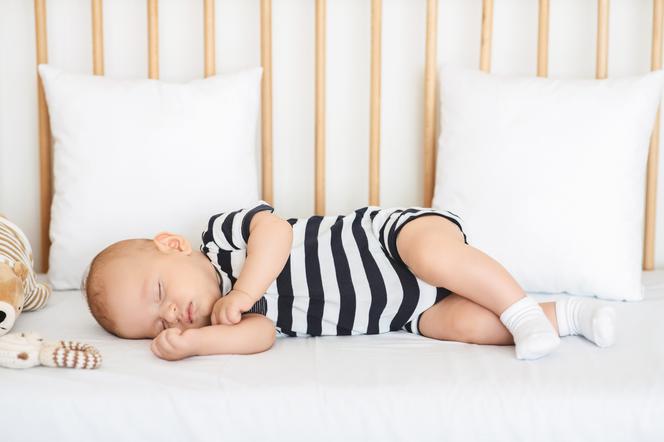 W tym kraju niemowlęta śpią średnio o 2 godziny dłużej