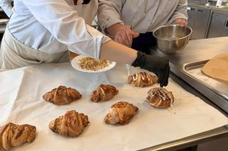 Uczniowie grudziądzkiego Gastronomika przygotowali rogale na Św. Marcina