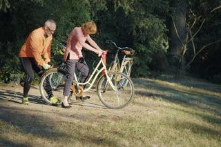 M jak miłość, odcinek 1814: Adam Werner (Jacek Kopczyński), pani Ola (Ewa Kolasińska)