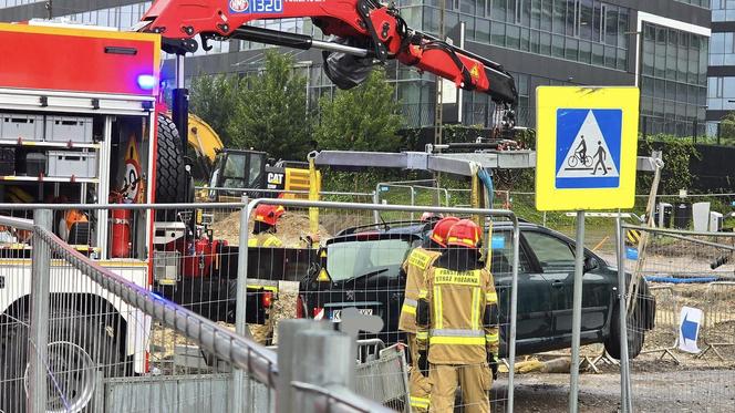 Kraków. Przez opady deszczu pod samochodem zapadła się jezdnia