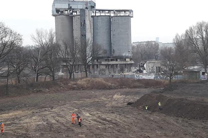 Wyburzanie silosów na Popowicach