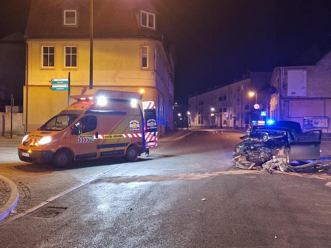 BMW wbiło się w budynek w Barwicach