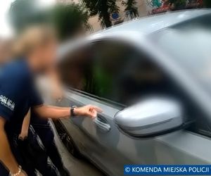 Wrocław. Policjanci rozbili szybę i siłą wyciągnęli 45-latkę z BMW. Nie chciała wysiąść [ZDJĘCIA].
