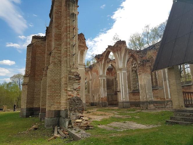 Zwiedziliśmy zabytkowe ruiny kościoła w Jałówce. Poznaj historię wyjątkowego miejsca [ZDJĘCIA]