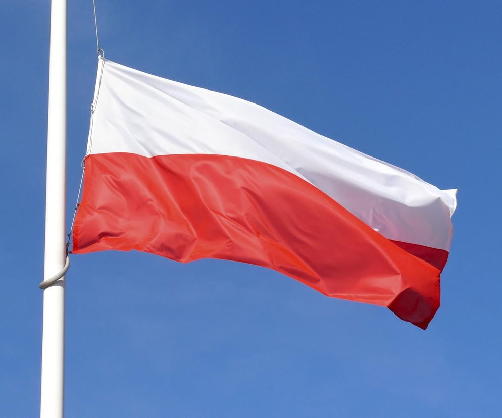 Na znak żałoby, flagi opuszczane są do połowy masztu