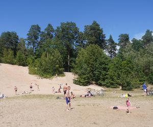 To jedno z największych jezior w Olsztynie. Kusi turystów piaszczystymi plażami