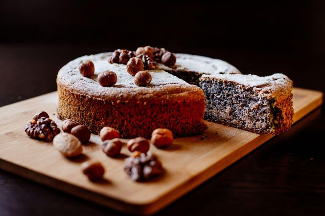 Makowiec z jabłkami – wilgotne ciasto z rozpływającą się w ustach masą makową na Boże Narodzenie