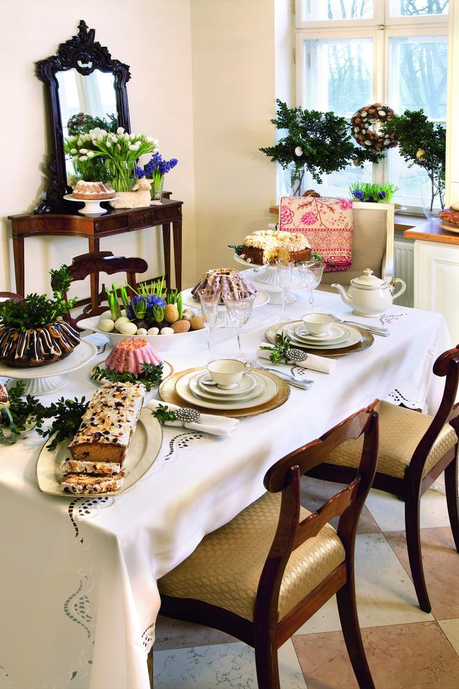 Wielkanocny stół pięknie nakryty - blisko tradycji