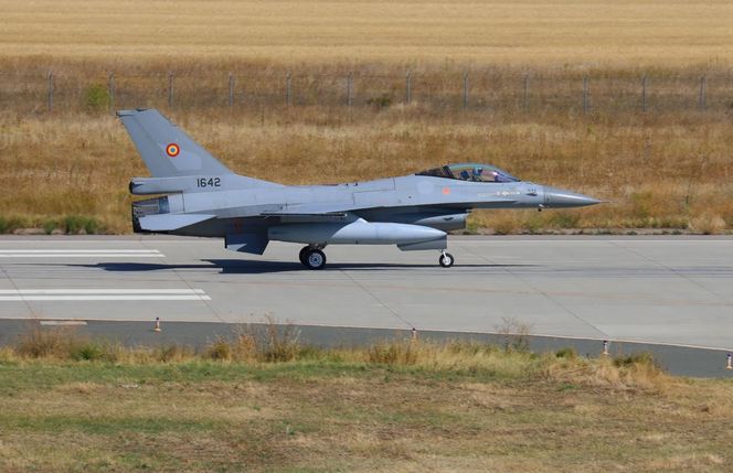 Rumunia wzmacnia swoje siły powietrzne. Trzy nowe F-16 z Norwegii docierają do kraju