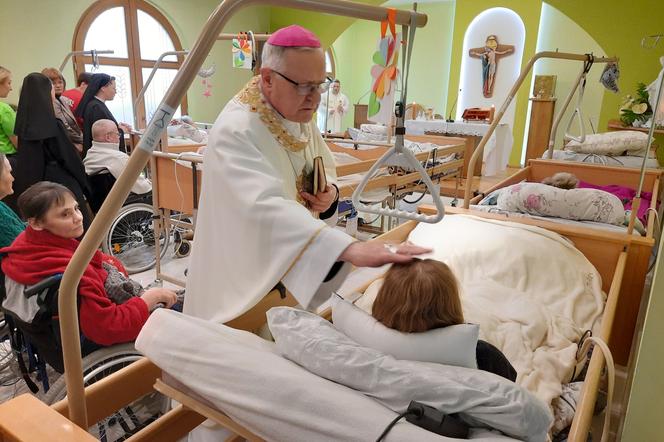 Bp senior Edward Dajczak udzielał pacjentom hospicjum sakramentu namaszczenia chorych