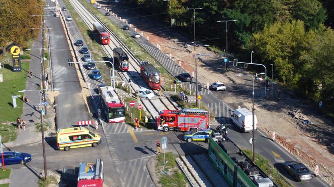 Kolizja na skrzyżowaniu w Będzinie. Kierująca fiatem utkwiła na torowisku 