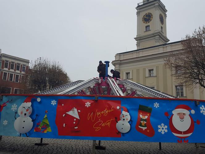 ​Na Rynku w Lesznie montowana jest karuzela. To świąteczna atrakcja dla dzieci i nie tylko