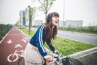Jazda w słuchawkach na rowerze powinna być zakazana? Tego chcą kierowcy