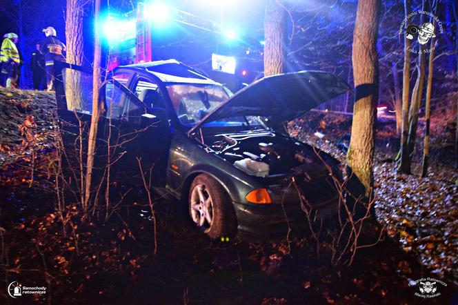 BMW rozbiło się na drzewie