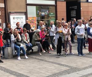 Protest „Ani Jednej Więcej!” w Rybniku. Protestowano przed biurem PiS [ZDJĘCIA]