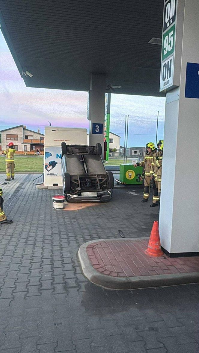 Kolizja na stacji paliw w Krobi. Osobówka przewróciła czterokołowiec