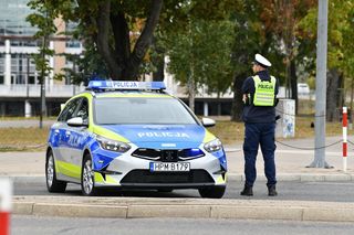 Policjanci z Białegostoku szukają świadków wypadku. Kobieta z dzieckiem potrącona przez mężczyznę na hulajnodze