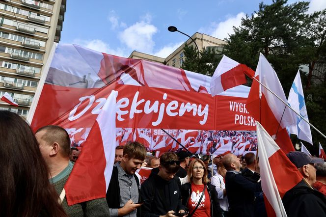 Banery na powitanie Nawrockiego 