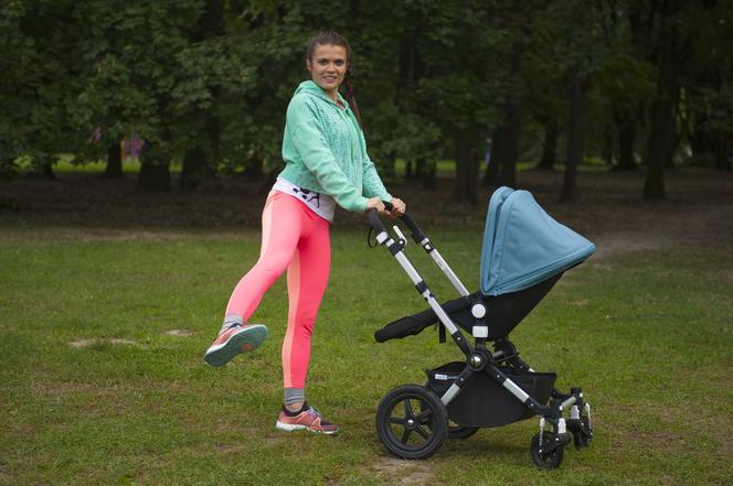 3. Ćwiczenia z wózkiem dla mam po porodzie: odwodzenie nóg