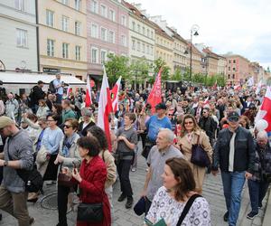 Tysiące ludzi wyszło na ulice Warszawy. Manifestujący wykrzykiwali hasła. Sprzeciwiają się atakom wymierzonym w małżeństwa