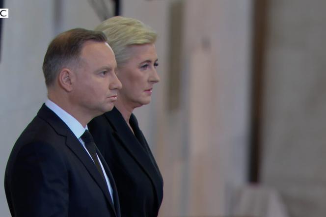 Prezydent Andrzej Duda wraz z Pierwszą Damą Agatą Kornhauser-Dudą oddali hołd zmarłej Królowej Elżbiecie II