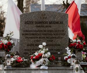 Złożenie kwiatów na grobie Józefa Dowbora Muśnickiego w Lusowie