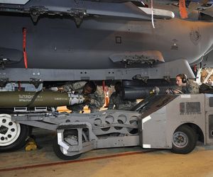 Uzbrajanie F-15E Strike Eagle z Lakenheath