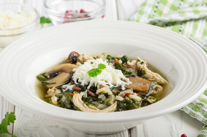 Pyszna zupa fit z kurczakiem, pieczarkami i serem feta: pożywna i zdrowa