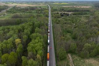 Kolejka tirów