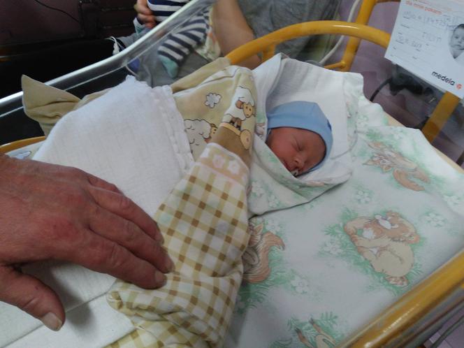 Rudzki szpital zaświecił na fioletowo. W piątek obchodziliśmy Światowy Dzień Wcześniaka [ZDJĘCIA]