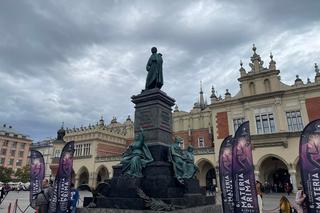 Pomnik Adama Mickiewicza z krakowskiego rynku ma brata bliźniaka