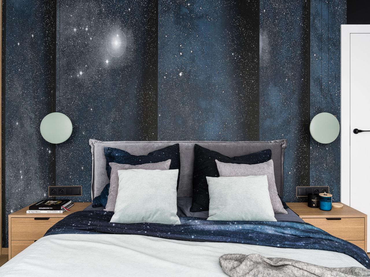 Mieszkanie w Pruszkowie. Uwagę przykuwa tapeta z motywem nocnego nieba