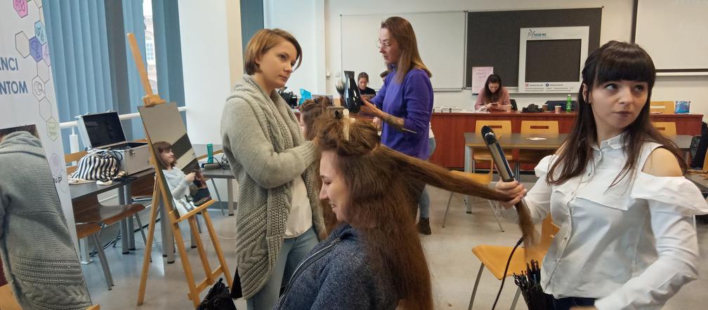 Krakowianki oddawały włosy na peruki dla dzieci po chemioterapii