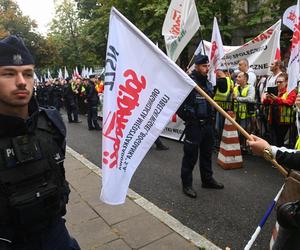 Górnicy i energetycy przed siedzibą MAP w Warszawie 